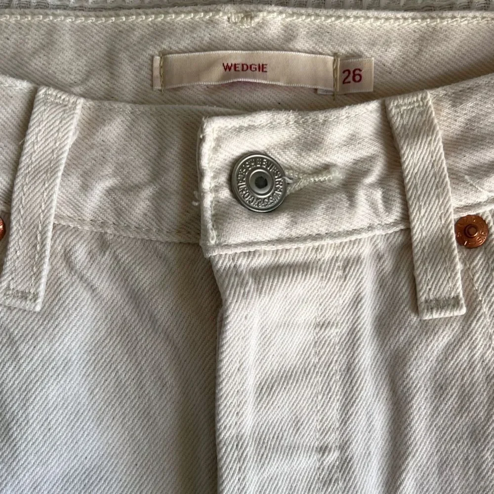 Levi’s Premium Wedgie Straight High Waist Raw Hem Eggshell White E Jeans sz 26